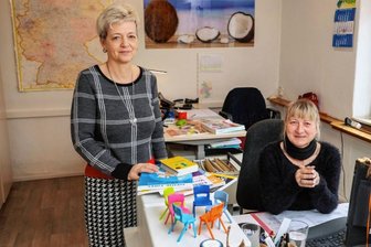 Ausschreibung für Lehrbücher: Frauentrio zieht 174.000-Euro-Los - Heike Götze (links) und Daniela Uhlig in den Räumen der kleinen Firma Reinhold in St. Egidien. Das Unternehmen versorgt deutschlandweit Schulen mit Büchern, Heften und sonstigen Lehrmitteln. 