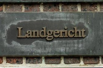 Ausschreitungen bei Demos - Polizei nimmt Tatverdächtigen fest -            Ein Schild "Landgericht" in Chemnitz.