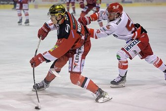 Ausschreitungen beim Eishockeyspiel: Eispiraten-Boss kündigt harte Konsequenzen an - Beim Spiel der Eispiraten Crimmitschau gegen Selber Wölfe - im Bild Filip Reisnecker(ETC) gegen Jakub Kania - ging es zwar hart, aber fair zur Sache. Weitestgehend auch auf den Zuschauertribünen. Vor dem Stadion jedoch eskalierte die Lage. ETC-Boss Jörg Buschmann kündigte harte Konsequenzen an.