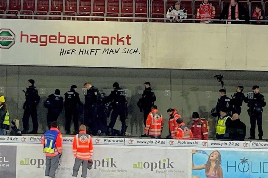 Ausschreitungen nach Eishockey-Spiel zwischen Bayreuth und Crimmitschau: Fußballprofi attackiert Polizeibeamte - Kurz nach der Partie war es am Sonntag zum Polizeieinsatz hinter den Strafbänken gekommen. 