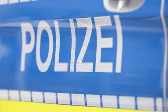 Ausschreitungen vor Fußballderby im Erzgebirge: Kinder bedroht - Polizei ermittelt zu Raubdelikten - Raubdelikte und ein Landfriedensbruch vor einem Fußballspiel im Erzgebirge beschäftigen aktuell die Polizei.
