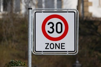 Ausschuss beschließt zehn neue Tempo-30-Zonen in Chemnitz: Warum einige andere von den Stadträten abgelehnt wurden - Tempo 30: Verlangsamt das Vorankommen, erhöht aber die Verkehrssicherheit.