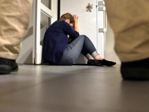 Ausschuss lehnt Frauenschutzhaus ab - Eine Frau versucht, sich vor der Gewalt eines Mannes zu schützen.
