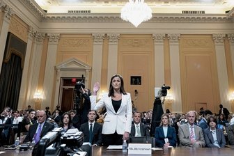 Ausschuss zum Kapitol-Sturm: "Es ist mir scheißegal, ob sie Waffen haben!" - Cassidy Hutchinson schwört, die Wahrheit zu sagen.