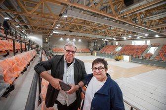Außen schick, innen unfertig: Wann öffnet Plauens neue Super-Sporthalle denn nun endlich? - In Vorfreude aufs Sportforum Vogtland: Bürgermeisterin Kerstin Wolf und Bauleiter Harald Haupt.