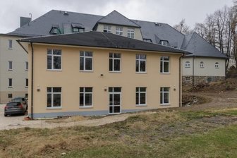 Außenanlagen am Schulanbau in Jöhstadt lösen Diskussion im Rat aus - Im Gelände direkt um den Anbau an der Oberschule Jöhstadt herum soll sich schon bald etwas tun. Der Auftrag wurde bereits vergeben.