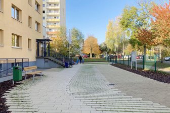 Außenbereich der Kita „Regenbogenland“ in Zwickau-Eckersbach wieder schick - Der neu gestaltete Vorplatz mit neuem Tor.