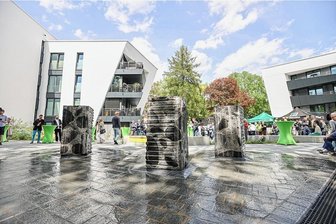 Außenbereich der Tanzenden Siedlung auf dem Chemnitzer Kaßberg mit Preis geehrt - In der "Tanzenden Siedlung" tanzen auch Steine: Ein Brunnen sorgt in dem Wohnquartier an der Kaßbergauffahrt künftig für Aufenthaltsqualität. Die Steine bewegen sich auf einer dünnen Wasserschicht. Foto: Toni Söll
