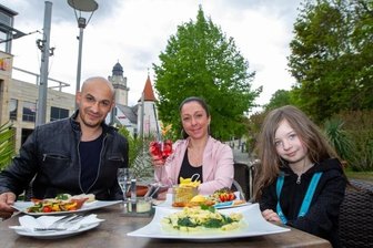 Außengastronomie legt trotz Wetterkapriolen guten Start hin - Maurizio, Maria und Davina zählten am Pfingstmontag zu den ersten Gästen im Außenbereich des Plauener Theatercafés. Von Anfang an gibt es hier wieder das volle Sortiment der Speisekarte.