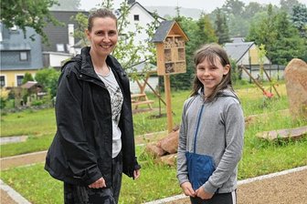 Außengelände Grundschule Kirchberg: Stadtrat hat die Luxusvariante gewählt und es nicht bereut - Elena Schramm und ihre Mutter Manja freuen sich über das neue Außengelände der Grundschule „Ernst Schneller“ in Kirchberg.