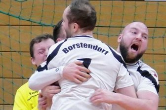 Außenseiter gelingt Sensation gegen Spitzenreiter - Adrian Neubert, Sebastian Ender und Antonio Ottico (v. l.) bejubeln die Sensation.