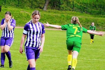 Außenseiter gewinnt den Sachsenpokal - Freud und Leid liegen im Pokalfinale nah beieinander: Während Anna Viktoria Bräunig (rechts) ihr Tor zum 3:1 für Neustadt/Jößnitz bejubelt, wissen die Auer Spielerinnen, dass sie verloren haben. 