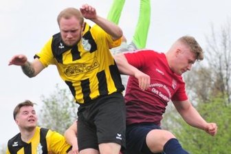Außenseiter zeigen sich sehr aufmüpfig - Jeremy Liebscher (M.) vom VfB Saxonia Halsbrücke und der spätere Torschütze Marc Schreiber (r.) vom TSV Großwaltersdorf/Eppendorf im Luftduell. Großwaltersdorf setzte sich am Ende knapp durch.