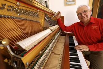 Außergewöhnliche Handwerker aus Mülsen: Von Flügeln und Geflügel - Andreas Sens betreibt in Mülsen ein Musikgeschäft mit Klavierservice und macht bei der bevorstehenden Gewerbeschau mit.