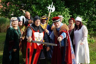 Außergewöhnliche Liebesgeschichte im Schlosspark Lichtenwalde: Was die Besucher zum Parkfest erwartet - Das Ensemble des Miskus bei der Kostümprobe in Hainichen: Zum Parkfest wird es um Ritter Harras und seinen Widersacher Götz von der Schellenburg gehen.