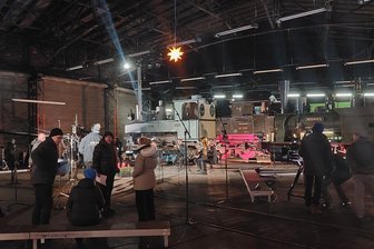 Außergewöhnlicher Drehort für ARD-Adventssendung: Chemnitzer Lokschuppen auf großer TV-Bühne - Die Dreharbeiten zu „Lieder zum Advent" fanden im November statt. Draußen war es kalt und auch im Lokschuppen offenbar nicht mollig warm.