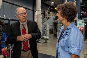 Außergewöhnlicher Filmtag am Samstag in der Raumfahrtausstellung Morgenröthe-Rautenkranz - Astronaut Hans Schlegel - hier im Gespräch mit Raumfahrtschau-Leiterin Romy Mothes - stellt einen Film vor.