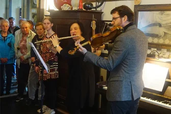 Außergewöhnlicher Kreativ-Ort im Vogtland: Galerie in ehemaligem Umspannwerk in Muldenhammer eröffnet - Musikalisch begrüßten Griseldis und Stefan Gubelt die Gäste der ersten Ausstellung ihrer Privatgalerie im ehemaligen Umspannwerk Morgenröthe-Rautenkranz. Die Kunsthistorikerin und der Architekt kamen vor einigen Jahren aus Berlin ins Vogtland.