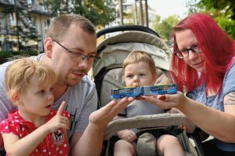 Außergewöhnlicher Liebesbeweis: Ein Miniaturbus zum Hochzeitstag - Familie Panse hat eine ganz besondere Beziehung zu Bussen, die auch schon auf die jüngeren Familienmitglieder abfärbt. Im Bild: Mia (2), Ralf, Luca (9 Monate) und Sophie Panse 