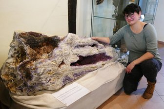 Außergewöhnliches Fundstück: Riesenamethyst aus dem Erzgebirge wiegt fast eine Tonne - Museumsmitarbeiterin Sandra Dürschmied mit dem Riesenamethyst im Schloss Wolkenstein.