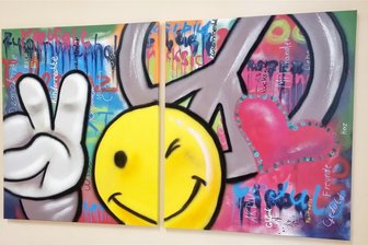 Außergewöhnliches Projekt für Schüler aus Limbach-Oberfrohna: Wie Graffiti der Demokratie helfen sollen - Über die Gestaltung zweier Leinwände beschäftigten sich Schüler der Thomas-Müntzer-Schule mit der Demokratie.