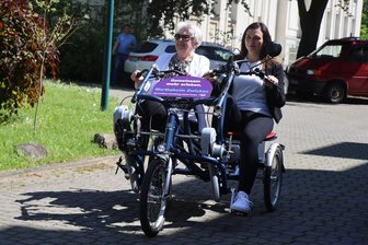 Außergewöhnliches Spendenprojekt: Rikscha für Rentner in Zwickau - Die Bewohner des Marthaheims in Zwickau können jetzt mit einer E-Rikscha Tagesausflüge unternehmen. Einrichtungsleiterin Annemarie Rahm (rechts) dreht mit Bewohnerin Regina Löffler (links) schon einmal eine Proberunde.