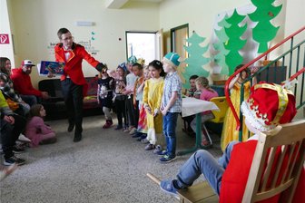 Außergewöhnliches Theaterprojekt der Ehrenfriedersdorfer Kita lässt Kinder zu Künstlern werden - Bei seiner Reise traf der Wackelkönig (vorn) auf viele bekannte Märchenfiguren.