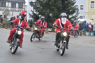 Außergewöhnliches Weihnachtsritual im Erzgebirge: Rotkittel auf Motorrädern in Zwönitz unterwegs - Der MC Zwönitz ist an Heiligabend mit 20 Motorrädern unterwegs gewesen.