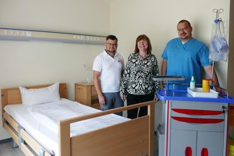 Außerklinische Intensivpflegestation im Erzgebirge eröffnet - Matthias Wahl, Birte Wahl und Falko Etling (von links) in einem Zimmer der neuen außerklinischen Intensivpflegestation.