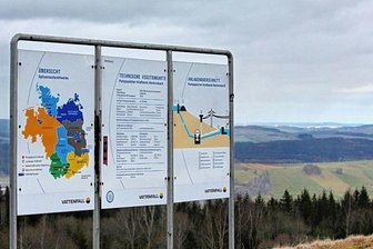 Aussicht vom Oberbecken noch blockiert - Bis zu den Bauarbeiten am Oberbecken im Sommer 2021 war die Dammkrone erreichbar, und diese Hinweistafeln erläutern die Anlage.