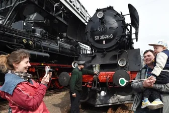 Aussichtsbahn dampft nach Corona-Zwangspause wieder los - Die 1941 gebaute Dampflok 50 3648-8 gehört zum Bestand des Eisenbahnmuseums Chemnitz-Hilbersdorf und ist stets ein beliebtes Fotomotiv. Am Wochenende zieht die 1760 PS starke Lok beim Saisonstart der Erzgebirgischen Aussichtsbahn den Schwarzenberger Museumszug. 