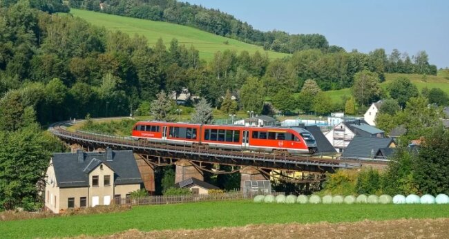 Aussichtsbahn: Gutschein-Stau wächst an - Am bisher letzten Fahrtwochenende der Erzgebirgischen Aussichtsbahn im August 2020 - hier am Sportgelände in Markersbach - kam ein moderner Triebwagen (BR 642) der Erzgebirgsbahn zum Einsatz. 