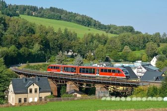 Aussichtsbahn: Totalausfall 2021 lässt Gutschein-Stau anwachsen - Die Erzgebirgische Aussichtsbahn ist mehr als Nostalgie. Um in Corona-Zeiten den strengen Hygieneanforderungen noch besser gerecht zu werden, kam am Fahrtwochenende im August 2020 - hier auf der Brücke am Sportgelände in Markersbach - ein moderner Triebwagen (Baureihe 642) der Erzgebirgsbahn zum Einsatz.
