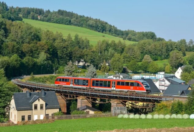 Aussichtsbahn: Totalausfall 2021 lässt Gutschein-Stau anwachsen - Die Erzgebirgische Aussichtsbahn ist mehr als Nostalgie. Um in Corona-Zeiten den strengen Hygieneanforderungen noch besser gerecht zu werden, kam am Fahrtwochenende im August 2020 - hier auf der Brücke am Sportgelände in Markersbach - ein moderner Triebwagen (Baureihe 642) der Erzgebirgsbahn zum Einsatz. 