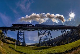 Aussichtsbahn zwischen Schwarzenberg und Annaberg will wieder durchstarten - Auch das wird die Erzgebirgische Aussichtsbahn in diesem Jahr wieder bieten: den von einer Dampflok gezogenenMuseumszug des Vereins Sächsischer Eisenbahnfreunde auf dem Viadukt in Markersbach. 
