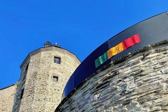 Aussichtsplattform in Plauen: Buntes Plakat gibt Rätsel auf - Weithin sichtbar zierte ein buntes Plakat die Bastion.