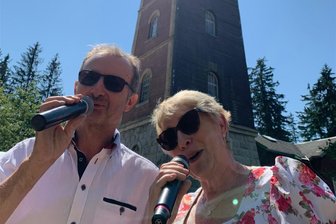 Aussichtsturm feiert 130. Geburtstag - 1500 Gäste pilgern auf den Kuhberg - Das Duo Manuela und Jens Ebert von den Wernesgrüner Blasmusikanten sorgte zur Geburtstagsparty auf dem Kuhberg für kurzweilige Unterhaltung.