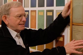 Ausstellung dokumentiert ein Verlegerleben in Büchern - Wolfgang Frech hat die Ausstellung mit insgesamt 30 Tafeln und über 200 Büchern kuratiert. Die Exponate stammen aus seiner eigenen Sammlung.