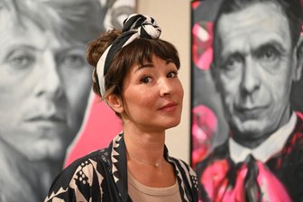 Ausstellung endet: Letzte Chance auf Bowie, Beuys und Kahlo in Mittweida - Die Ausstellung „Freigeister“ mit Bildern von Franziska Kilger (hier zwischen David Bowie und Rudolf Steiner ) ist derzeit im „Salon Original“ des Vereins Deckerberg in Mittweida zu sehen.