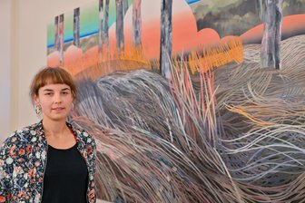 Ausstellung „Floating“ in Reichenbach: Susanne Wurlitzer lässt den Betrachter im Neuberinhaus schweben - Susanne Wurlitzer vor ihrer großformatigen Arbeit „Lights 17“ im Neuberinhaus-Foyer.