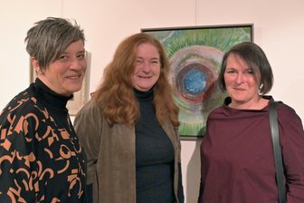 Ausstellung im Erzgebirge zeigt Arbeiten von vier Ausnahmekünstlern - Die Besucherinnen Denise Schröter aus Oelsnitz (l.) und Steffi Lorenz aus Brünlos im Gespräch mit der Künstlerin Gabriela Schlenz (r.).