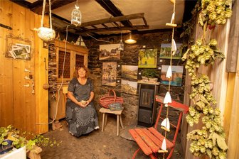 Ausstellung im Hasenstall: Jößnitzerin richtet kleine Galerie in Umgebindehaus ein - Margitta Schier mit Duplikaten von Werken bekannter Jößnitzer Künstler im Hasenstall des Umgebindehauses.