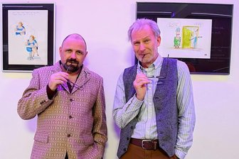 Ausstellung im Reichenbacher Neuberinhaus: Zwei Karikaturisten und ihre eigenwillige Sicht auf das Leben - Karikaturen von Alfred Mogelseng (links) und Jörg Halsema sind bis zum 22. Januar im Reichenbacher Neuberinhaus zu sehen.