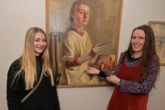 Ausstellung im Schloss Wildenfels: Erinnerungen an ein friedliches Meer - Anne Schlesinger (links) und Mandy Friedrich vor einem Selbstporträt von Tatjana Lietz - Bilder der drei Malerinnen sind auf Schloss Wildenfels unter dem Motto "Mare Balticum - Fernweh, Sehnsucht, Erinnerung" zu sehen.
