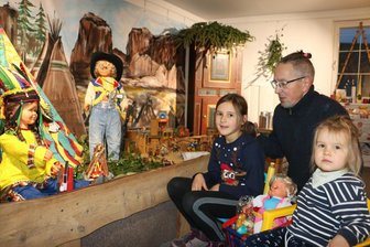 Ausstellung im Vogtland erinnert an DDR: „Weihnachten im Konsument-Warenhaus“ - Amélie und Camille mit Papa Carsten Weigelt in der Pausaer Weihnachtsausstellung.