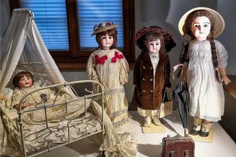 Ausstellung im Wasserschloß Klaffenbach: Heimkehr der Puppenkinder - Puppen aus der Zeit um 1900 in der Ausstellung im Wasserschloß Klaffenbach. Die Puppen spiegeln die bürgerlichen Konventionen und Familienvorstellungen ihrer Entstehungszeit.