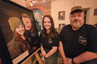 Ausstellung in Adorf gibt Ehrenamtlern ein Gesicht - Maxi Schröder und Matthias Tröger sind Teil der Fotoausstellung in Adorf.
