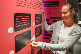 Ausstellung in Chemnitz verrät: Welcher Energiewende-Typ sind Sie eigentlich? - Ariane Trautvetter testet, welcher Energiewende-Typ sie ist. Dafür muss sie während ihres Rundgangs eine Speicherkarte an Antwortfelder halten.