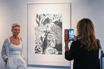 Ausstellung in der Neuen Sächsischen Galerie in Chemnitz: Kann Kunst Eskalation vermeiden helfen? - Auch „Das Gleichnis vom verlorenen Sohn“ von Denise Kendzia (links) findet viel Interesse.