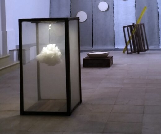 Ausstellung in der Petrikirche: Auferstanden aus Ruinen - Eine Wolke aus Watte ist in einen Glaskasten gesperrt. Felix Warnatsch findet oft poetische Bilder für seine künstlerischen Aussagen. 